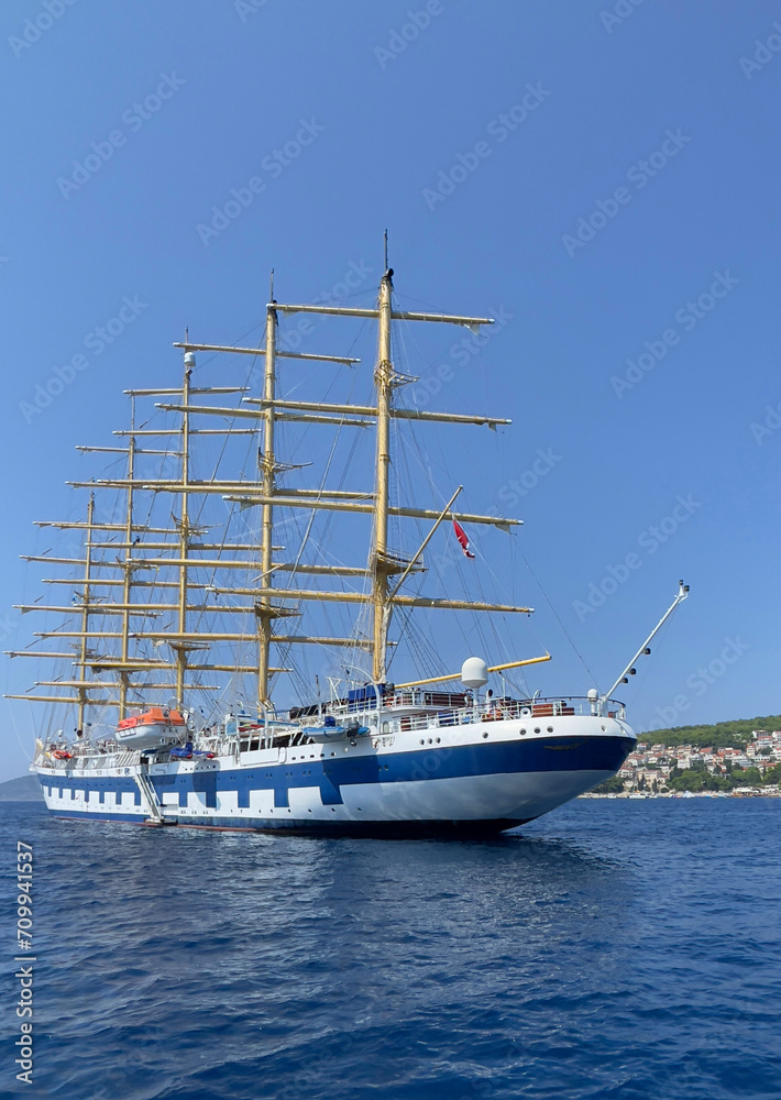 Naklejka premium luxury yacht in the sea