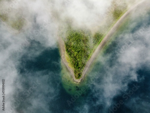 Wolkenverhangene Insel in Vulkansee