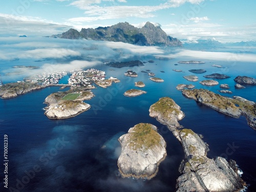 Fischerdorf in Norwegen, wolkenverhangen