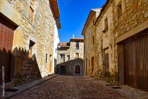 Fototapeta Naklejka Na Ścianę i Meble -  calle de pueblo medieval
