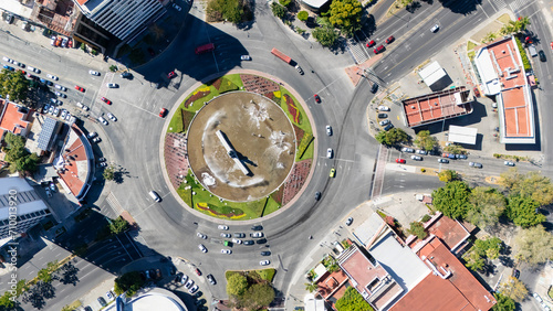 Glorieta Minerva, una de las glorietas más famosas de Guadalajara Jalisco, una toma aérea en hora de movilidad en la ciudad 