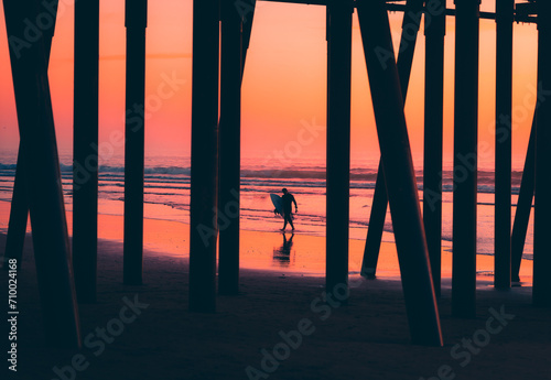 Obraz na płótnie Surfer Under Pismo Pier Sunset w salonie