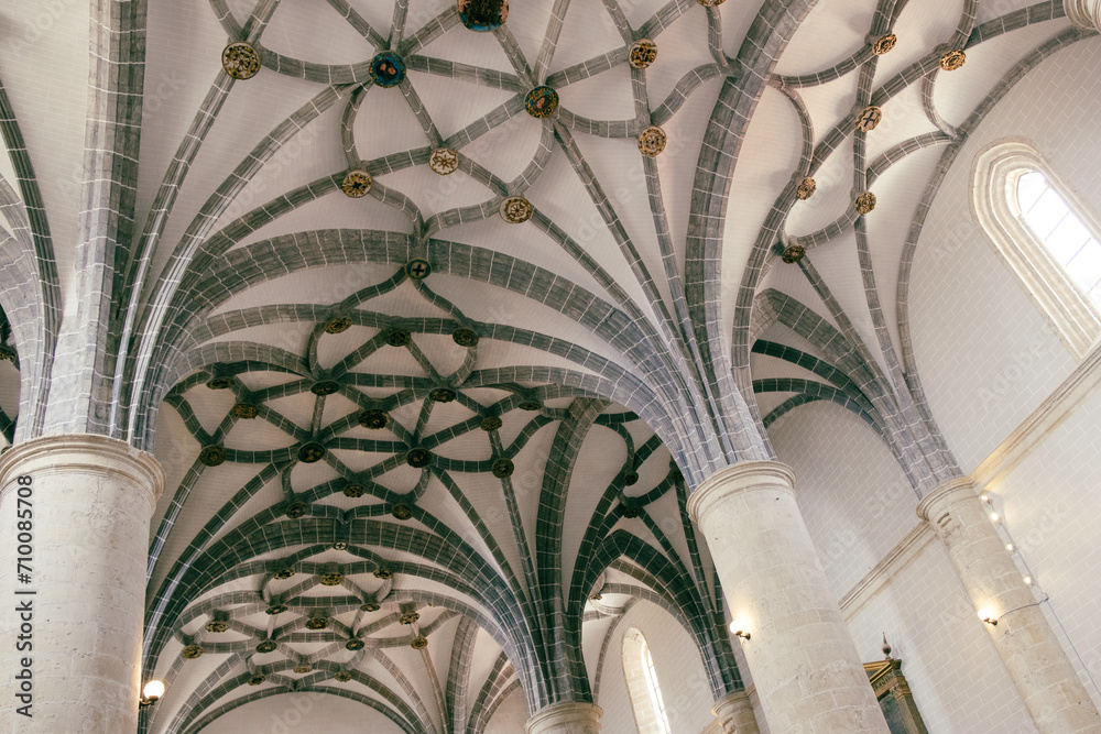 Gothic ribbed vaulting with pinnate keystones