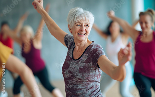 Mulheres idosas realizando dança moderna durante o treinamento em grupo na sala de fitness photo