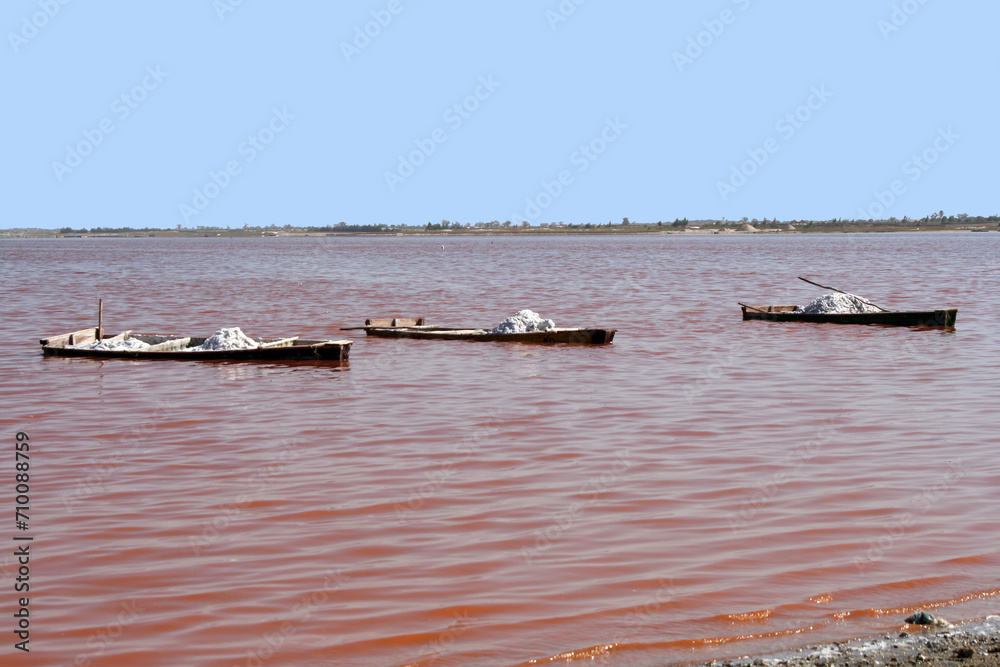 3 bateaux et son amas de sel du lac rose