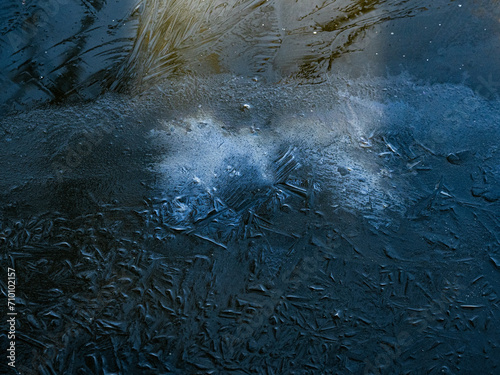 Fototapeta Naklejka Na Ścianę i Meble -  Eisflächen und bizarre Formen an einem zugefrorenen See