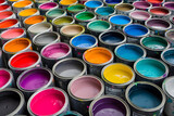 Farbenvielfalt entfesselt: Eine Menge von Farbdosen präsentiert eine bunte Palette kreativer Möglichkeiten, ein inspirierendes Bild des künstlerischen Schaffens