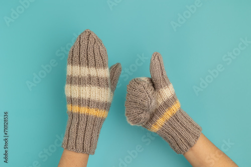 Hands in woolen knitted mittens.