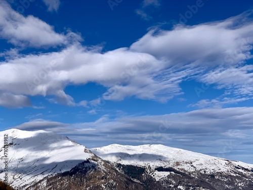 montagne piemontesi innevate con belle nuvole bianche