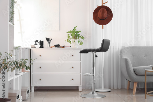 Stylish chest of drawers wi...