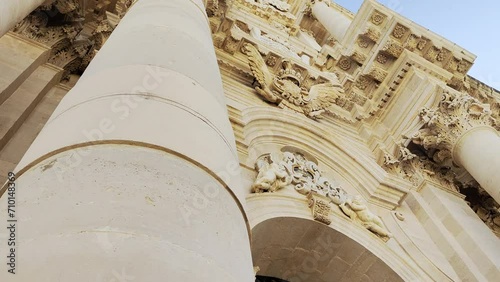 Vista dal basso con rotazione della facciata del Duomo di Siracusa photo