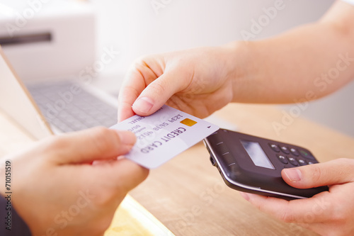 クレジットカードで支払いをする女性 photo