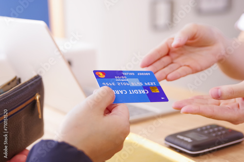 クレジットカードで支払いをする女性