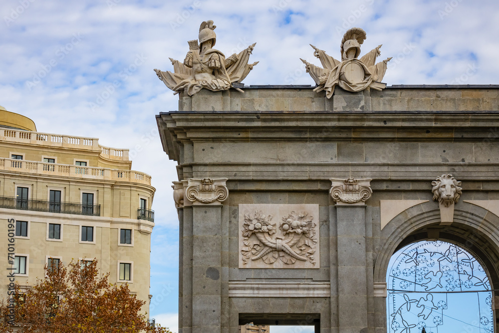 Obraz premium Alcala Gate (Puerta de Alcala, 1778) - Neo-classical monument in Independence Square (Plaza de la Independencia) in Madrid, Spain.