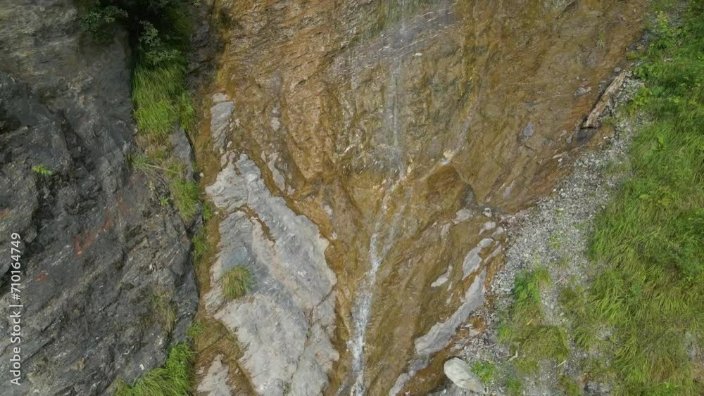 Drohnenflug Wasserfall in den Bergen Drohnenflug Wasserfall in den Bergen