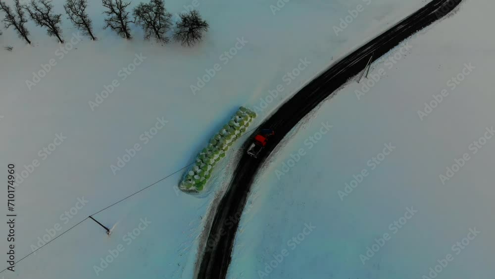 Schneepflug in Winterlandschaft