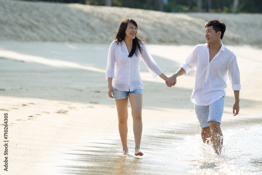 Fototapeta premium Asian couple on the beach.