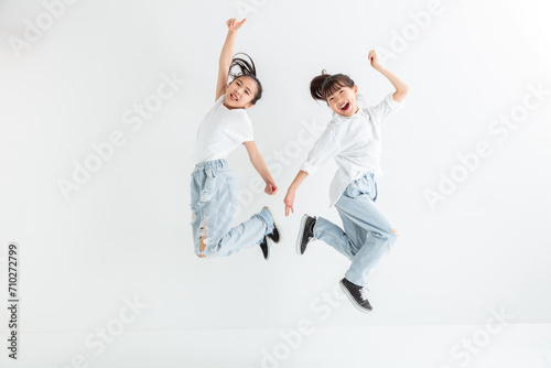 ジャンプする子ども child jumping