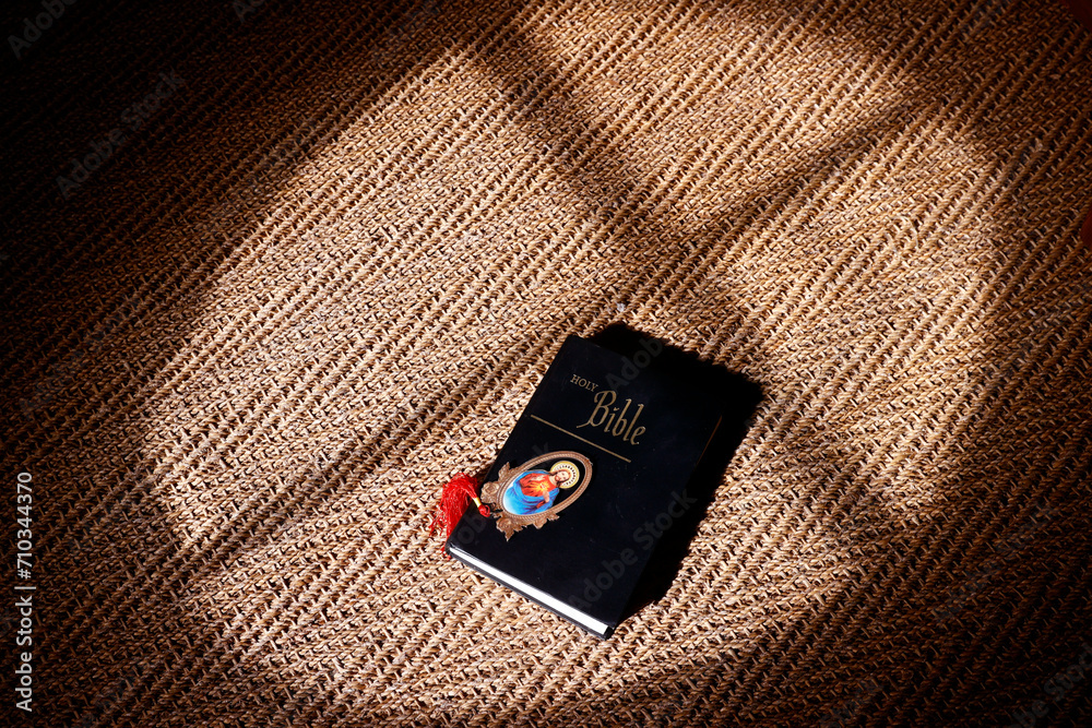 Obraz premium Holy Bible with medallion representing Jesus..