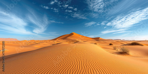 Die Sahara-Wüste mit Sanddünen und klarem Himmel