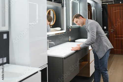 Man choosing a batgh sink with sales person