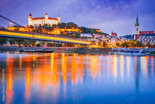 Obraz na płótnie Bratislava, Slovakia. Bratislava Castle and old town over Danube River. w salonie