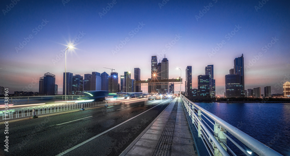 Naklejka premium Busy City Bridge at Twilight with Dynamic Light Trails
