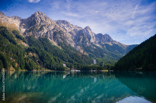 Bergpanorama an einem See mit Spiegelungen im Wasser © joerghartmannphoto