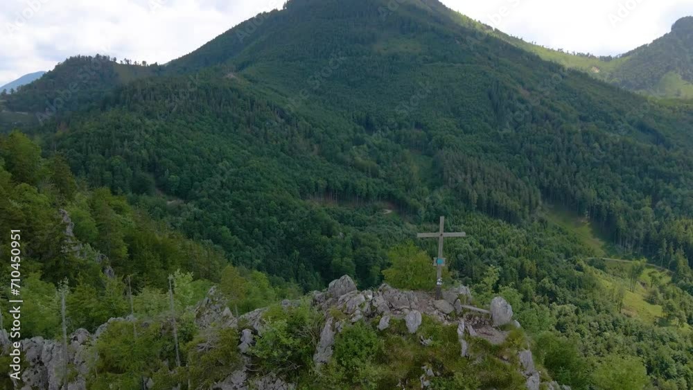 Drohnenflug über den Bergen in schöner Landschaft
Drohnenflug über den Bergen in schöner Landschaft