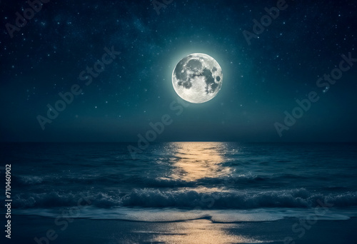 Luna Piena Radiante- Un Cielo Stellato si Stende sul Mare nella Notte, Alta Risoluzione