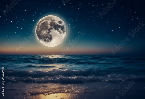 Magia Lunare- Vista Notturna con Luna Piena in un Cielo Stellato sopra il Mare, Alta Risoluzione