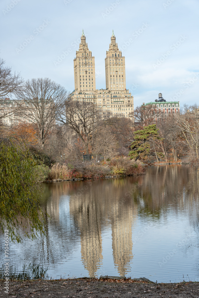 Parc dans new york avec un lac et la ville en fond