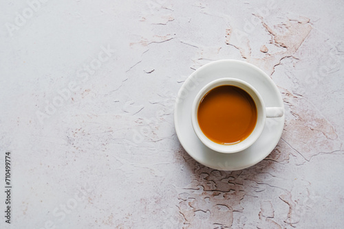 Eine Tasse Kaffee mit Untertasse auf einem grauen rustikalen Tisch. Draufsicht. © Sonja Rachbauer