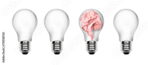 Zerknülltes Papier in einer Glühbirne als Ideenkonzept isoliert auf weissem H...