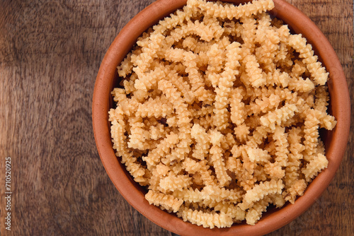 Butter murukku – also known as benne murukku, benne chakli or venna murukku. Murukku is a deep fried crisp snack made with rice flour and gram flour. Crispy and Deep Fried muruku.