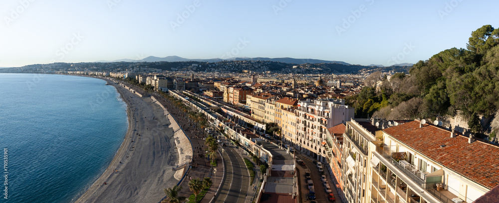 Vue aérienne sur la ville de Nice et la promenade des Anglais