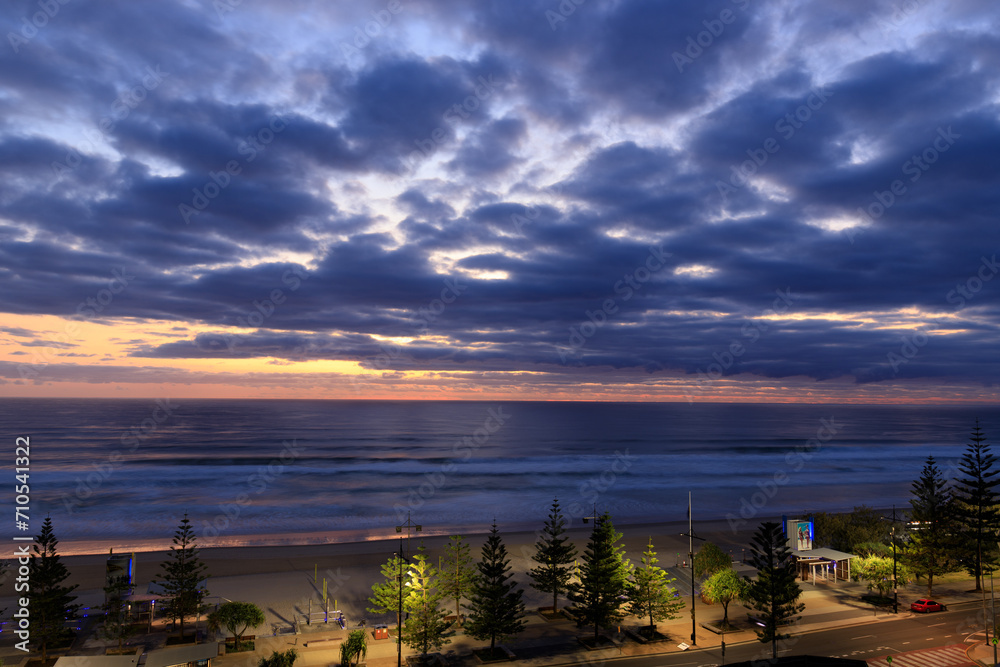 Fototapeta premium A Tranquil Evening: Sunset Over the Serene Beachfront