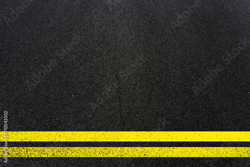 Bandes jaunes sur asphalte  photo