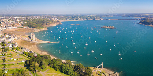 Panorama aérien du littoral au dessus de Saint Servan sur Mer en Bretagne, commune de saint malo, en ille et vilaine au dessus de la Rance et des bateaux de plaisance photo