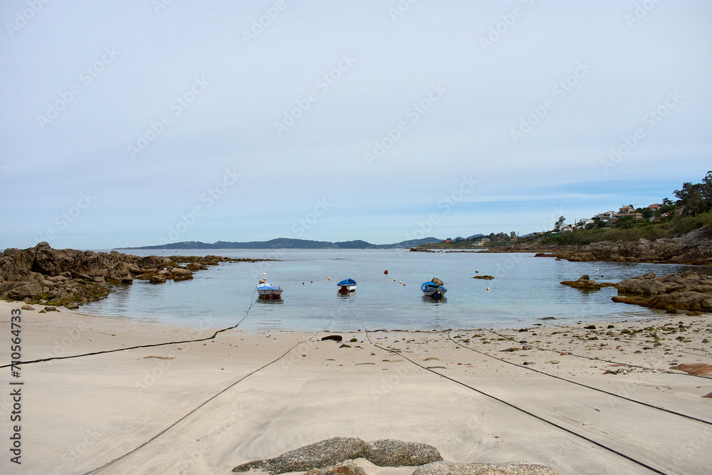 Fototapeta premium Pequeñas barcas en la Playa del Portiño en Vigo