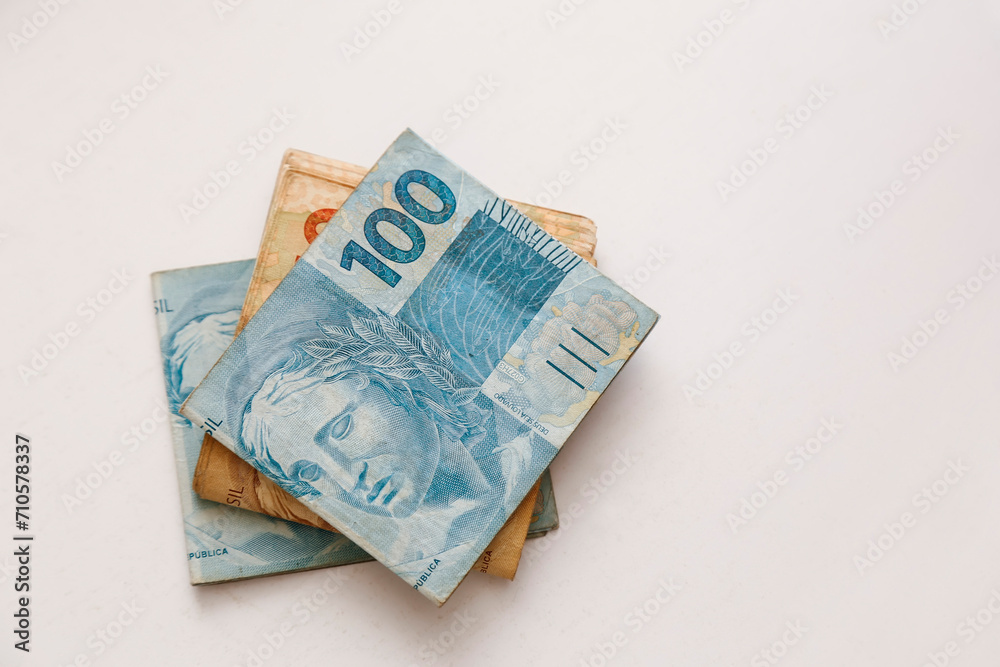 one hundred reais notes and other denominations on the table one hundred reais notes and other denominations on the table