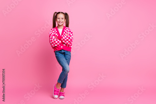 Quadro em tela Full length photo of adorable girl dressed trendy clothes recommend store boutiq