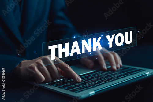 Fotografía businessman using a laptop and showing the message thank you on a display screen