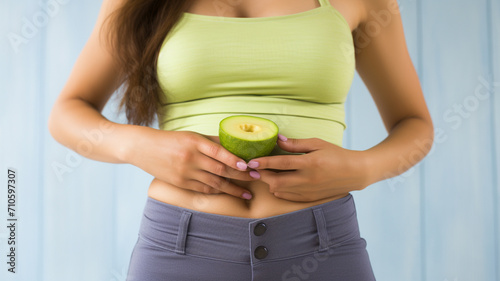 Close-up of a pregnant woman holding a green apple in her hand generativa IA