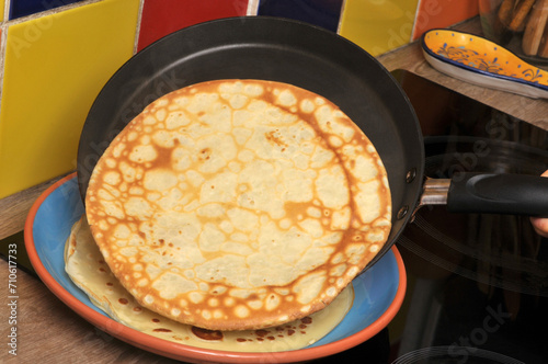 Wallpaper Mural Faire glisser une crêpe d'une crépière dans une une assiette en gros plan Torontodigital.ca