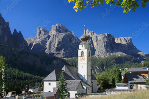 Pfarrkirche St. Vigilius in Kolfuschg mit Sellagruppe, Alta Badia, Dolomiten, Italien, Europa photo