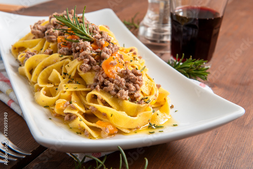 Fototapeta Naklejka Na Ścianę i Meble -  Portata di deliziose tagliatelle all'uovo condite con ragù di manzo, pasta italiana, cibo europeo
