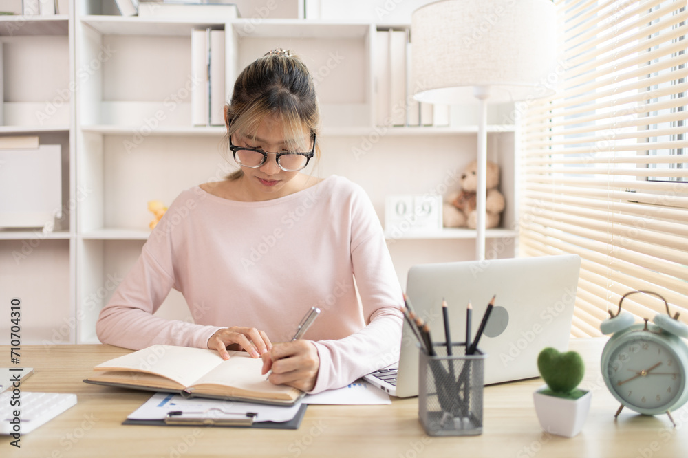 Studying online using a laptop, Learn online, Take notes of important conversations and messages during the teacher's teaching. Studying online using a laptop, Learn online, Take notes of important conversations and messages during the teacher's teaching.
