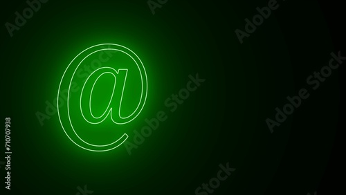 @-Symbol. @Symbol. Im Werbespot. E-Mail-Adresssymbol. Das helle @-Symbol. Buntes E-Mail-Technologie-Symbol isoliert auf schwarzem Hintergrund.