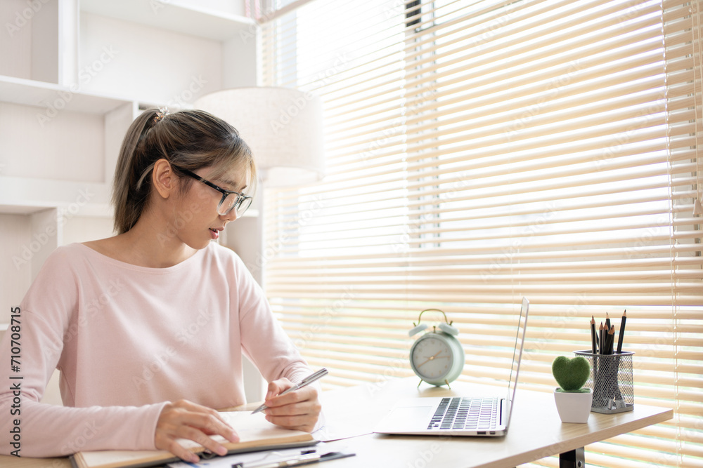 Studying online using a laptop, Learn online, Take notes of important conversations and messages during the teacher's teaching. Studying online using a laptop, Learn online, Take notes of important conversations and messages during the teacher's teaching.